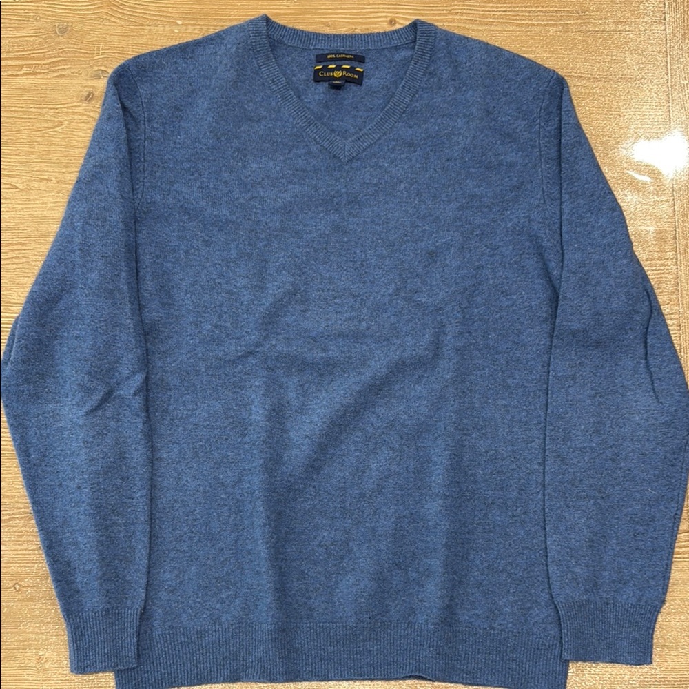 Club Room 100% Cashmere V-neck sweater in light blue